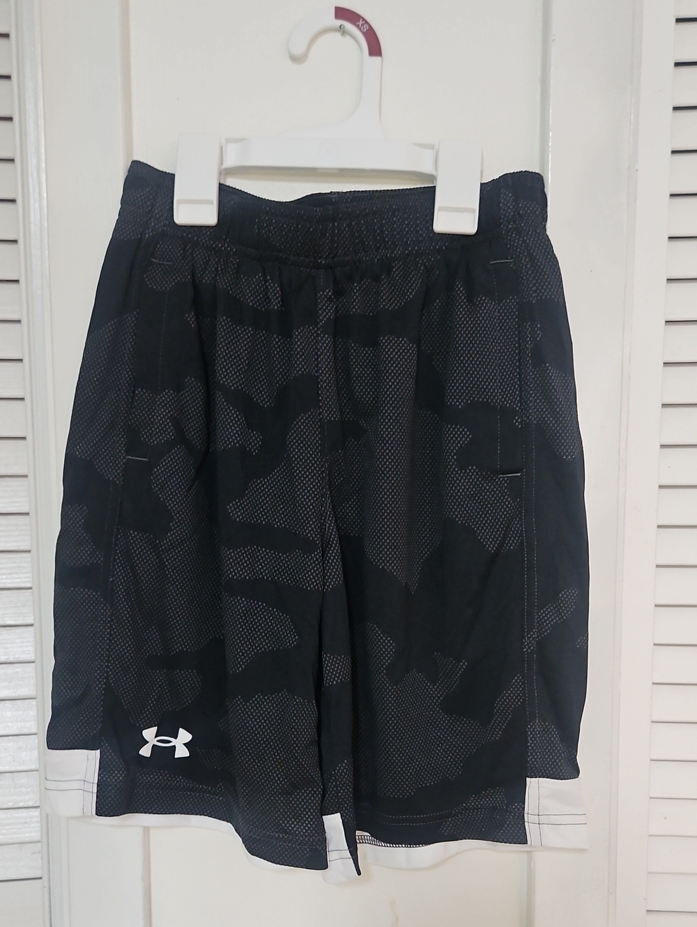 NWT Under Armour Boy's Black Camo Performance Shorts